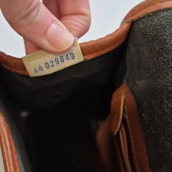 Vintage Classic Black and Tan Leather Shoulder Bag Crossbody Bag - Picture 15 of 17